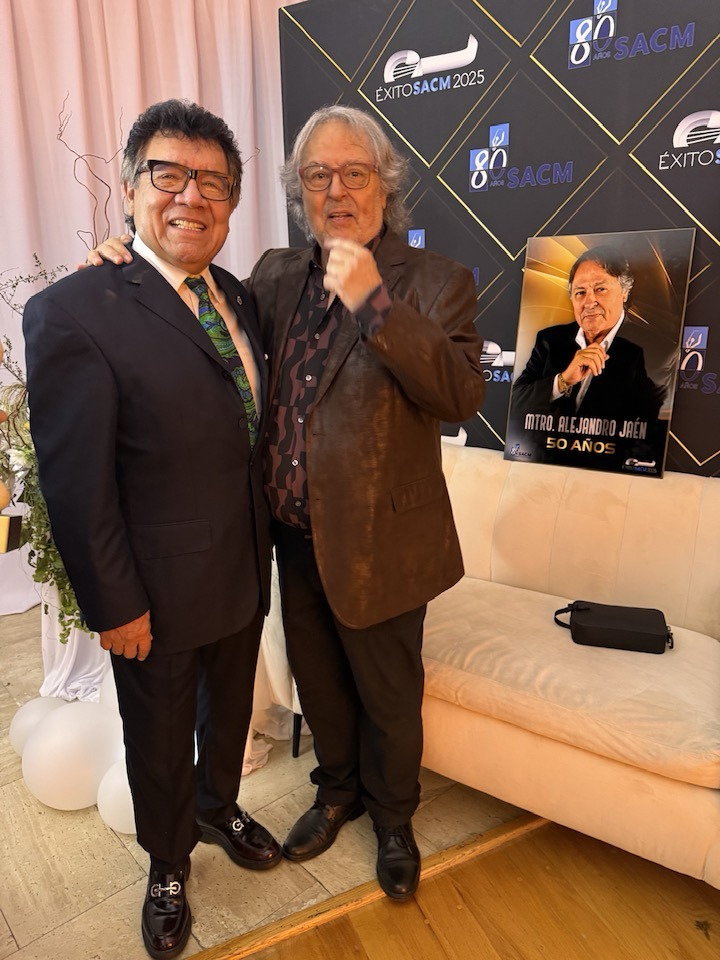 Edmundo Monroy y Alejandro Jaen celebrando el Premio 50 anos SACM